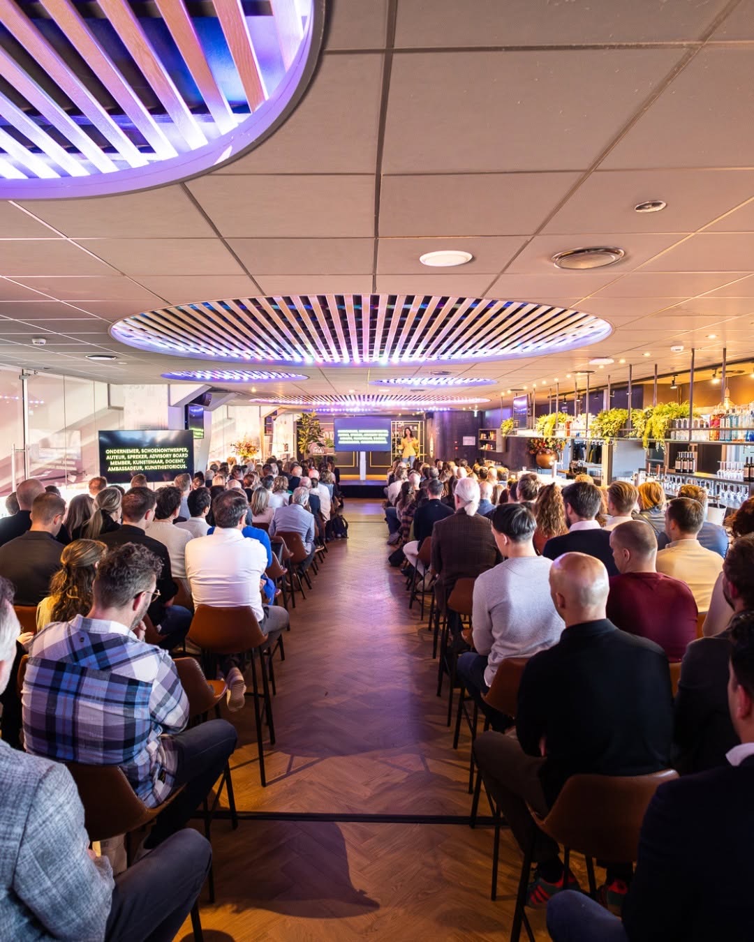 Volle zaal tijdens een 24uurinbedrijf-event in Eindhoven