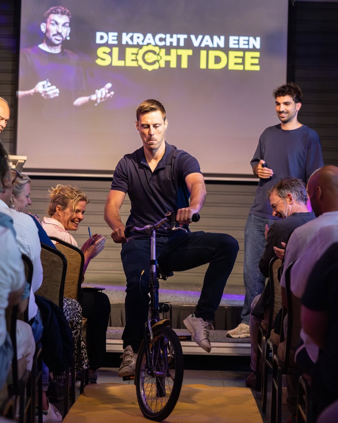 Optreden op het podium tijdens een 24uurinbedrijf-event