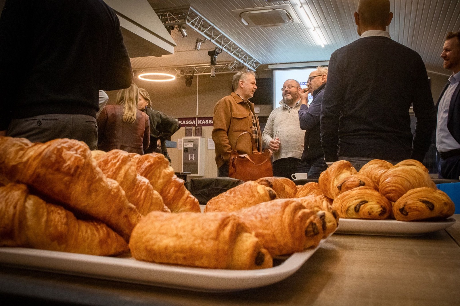 Croissants en netwerkende ondernemers bij een Boomerang-ontbijt