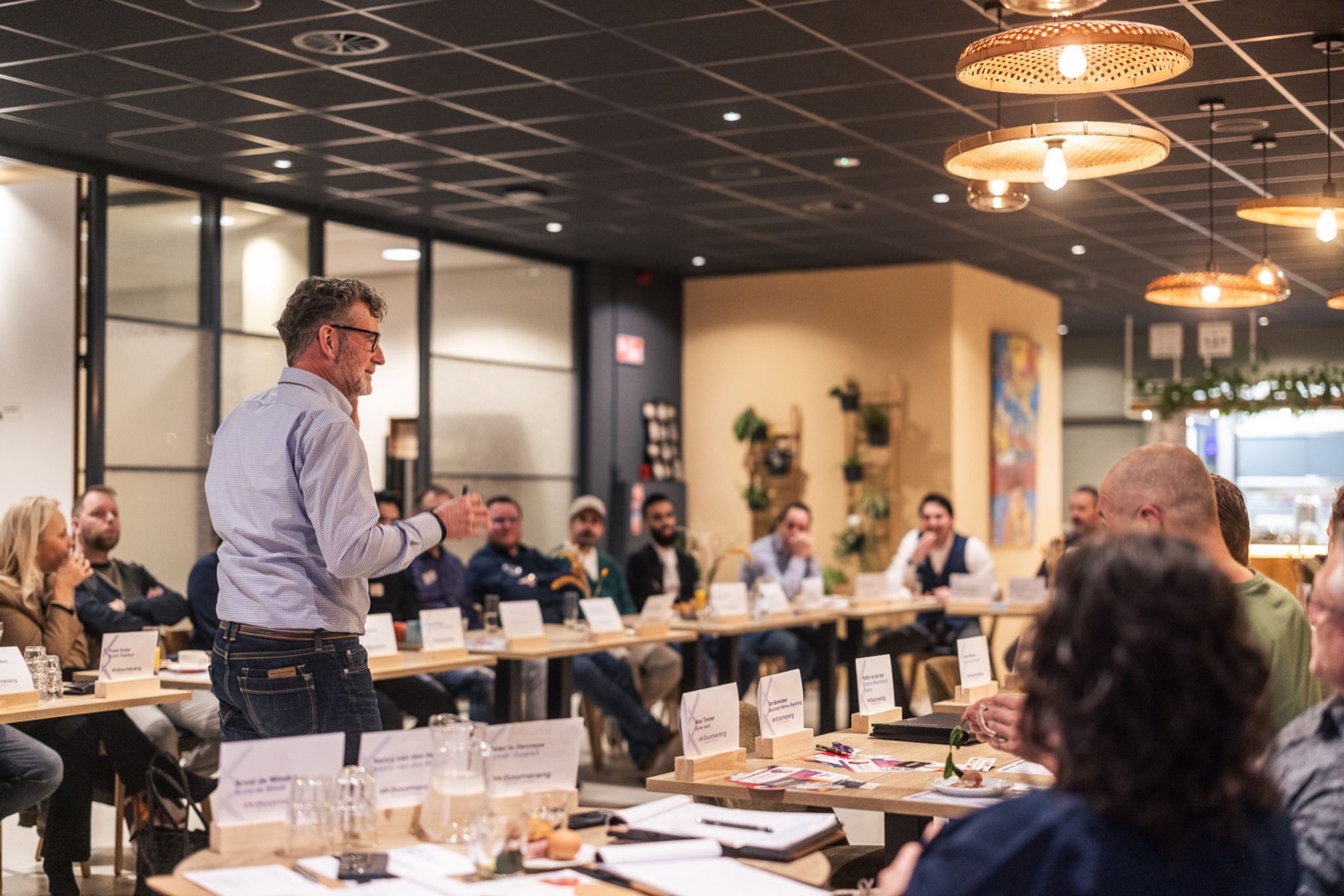Spreker tijdens een bijeenkomst van Boomerang Business Collective