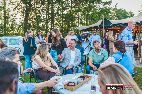 Ondernemers in gesprek tijdens een netwerkborrel