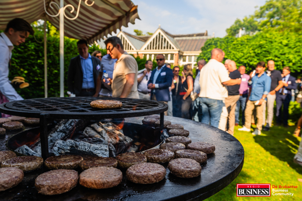 BBQ-master grilt burgers voor ondernemers op een netwerkevent