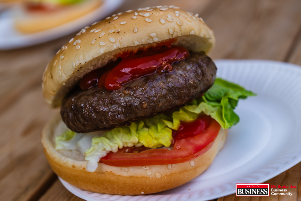 Verse burger op een netwerkevent