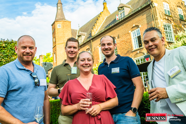 Groep ondernemers op een zomerse netwerkborrel