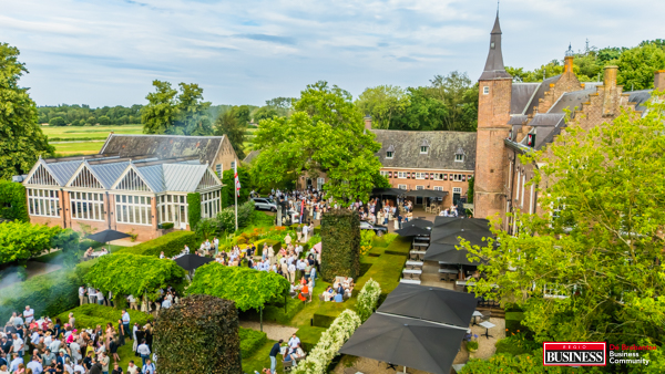 Luchtfoto van een goed bezocht netwerkevent bij een kasteel