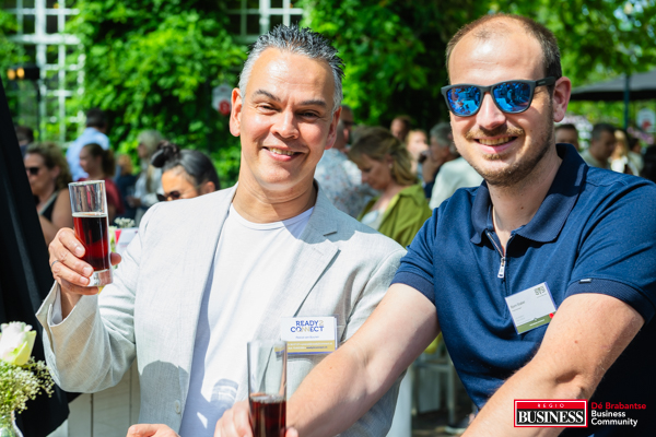 Pascal proost met een ondernemer op een netwerkborrel