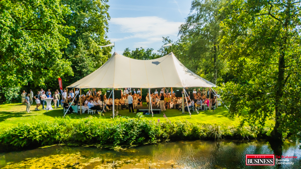 Stretchtent aan het water tijdens een business event