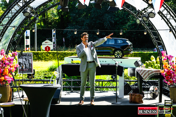De directeur heet iedereen welkom op een businessevent