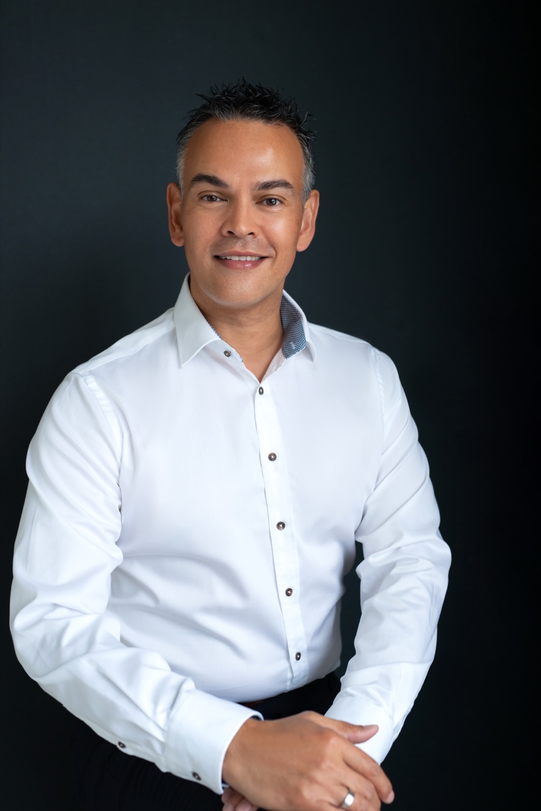 Pascal van Buuren in wit overhemd
